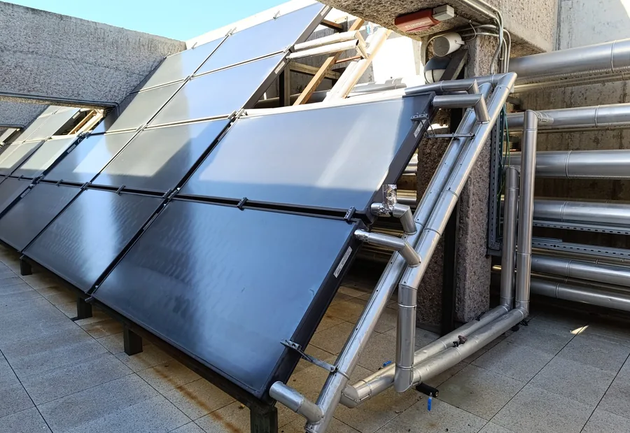 Captadores solares en cubierta · Hotel Hilton Madrid